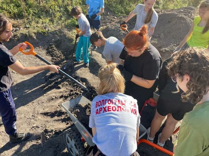 Волонтёры на археологических раскопках