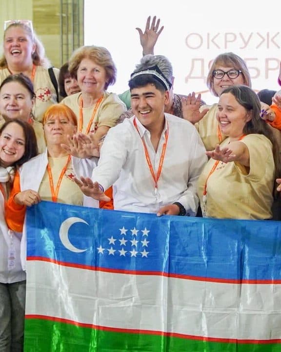 Участники окружного форума добровольцев с флагами стран-партнёров